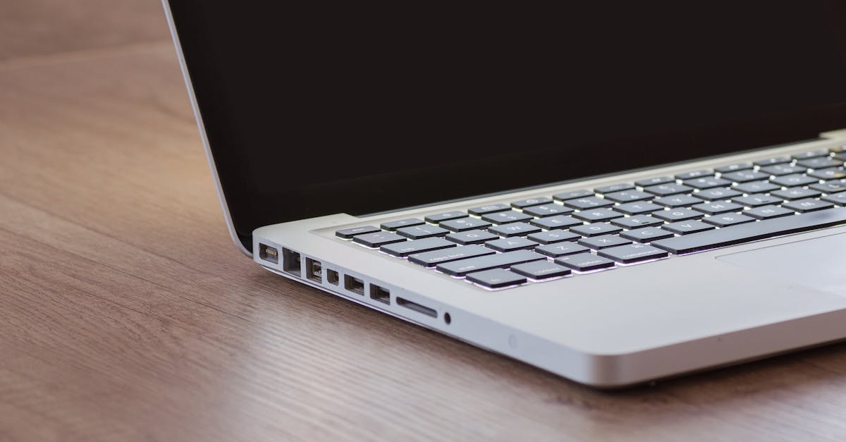 Laptop con panel de analitica y metricas de rendimiento para campanas de Google Ads