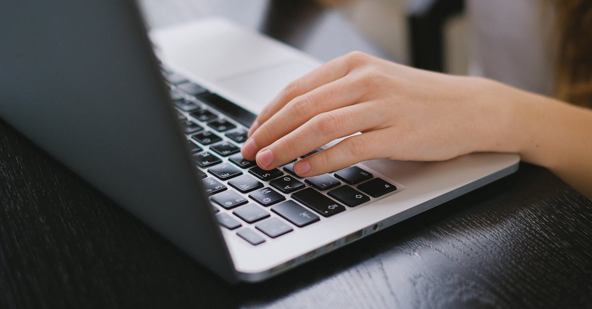 Email marketing para PYMEs en Colombia: lista que vende | Gulupa Digital Persona diligenciando un formulario en un computador, representando captura de leads con consentimiento.