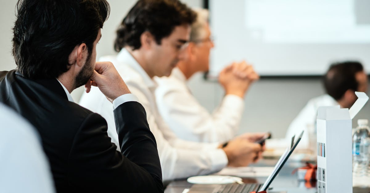 Cómo hacer campañas de Meta Ads en Colombia para leads | Gulupa Digital Equipo en reunión revisando estructura de campañas, conjuntos de anuncios y anuncios