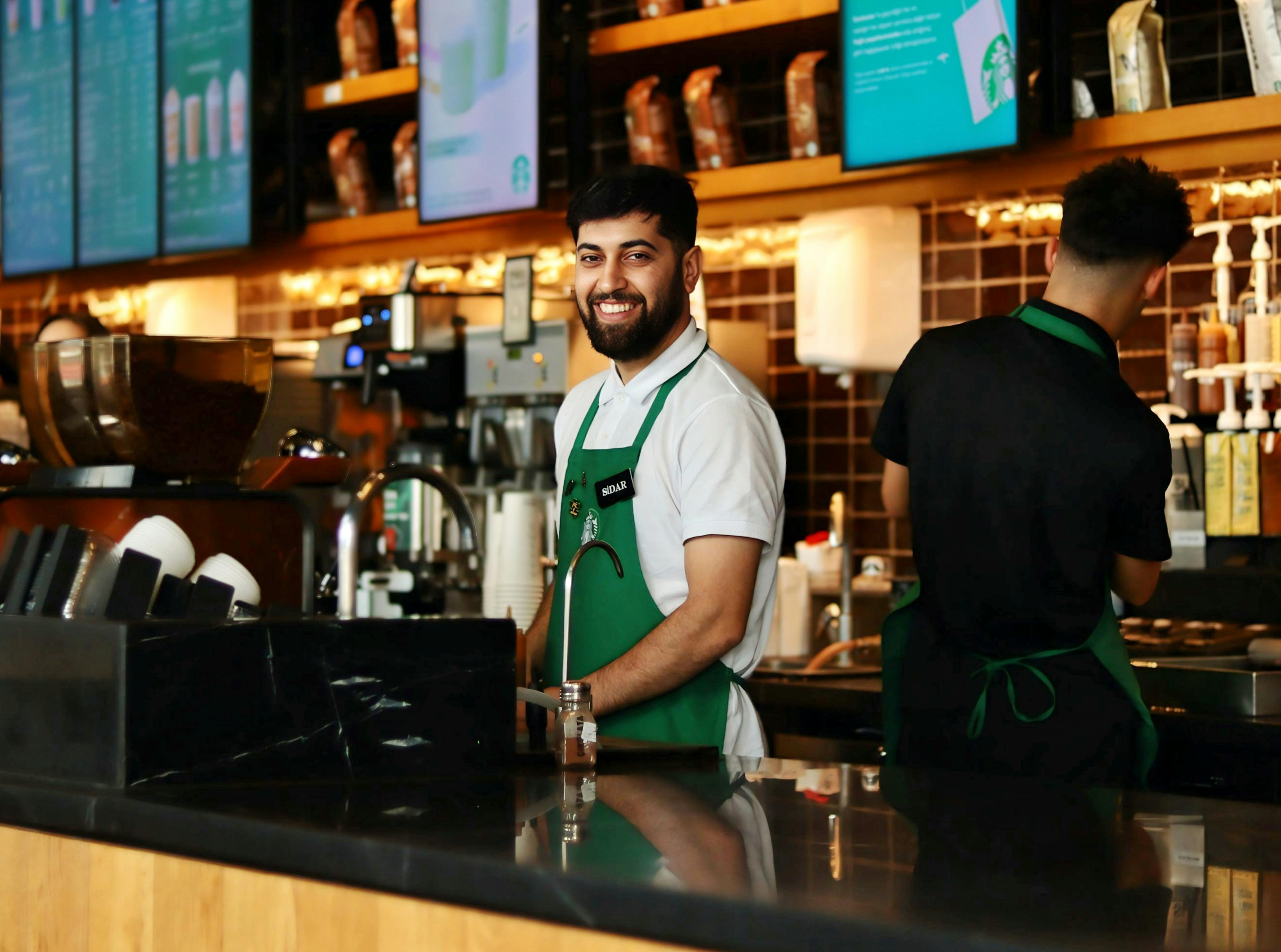 Barista atendiendo a un cliente en un mostrador: el tipo de negocio que puede estar perdiendo ventas por una presencia digital que no convierte.