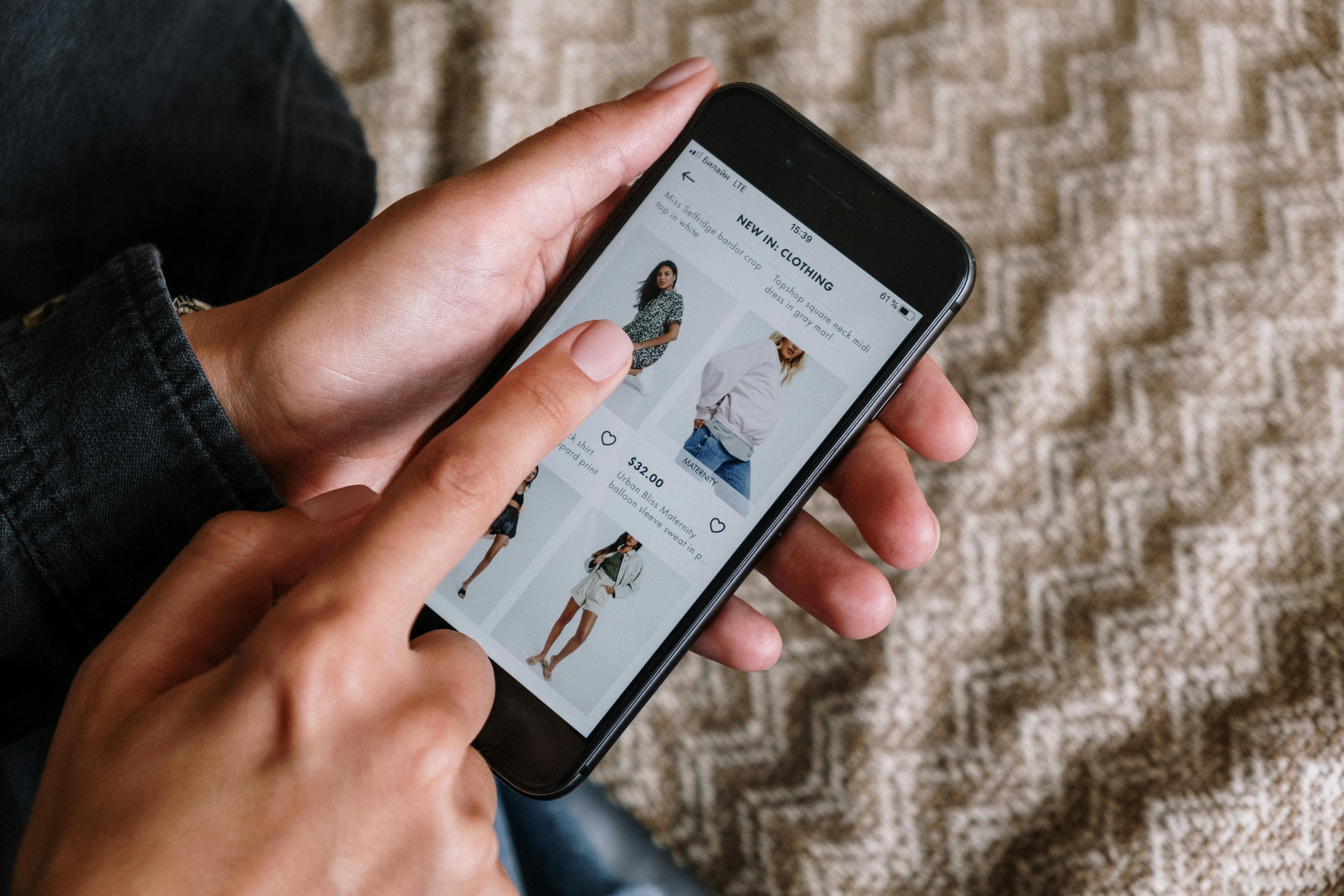 ¿Por qué mi empresa no vende por internet si en persona sí? | Gulupa Digital Persona revisando un celular: micro-momento donde una web lenta o confusa hace que el usuario se vaya.