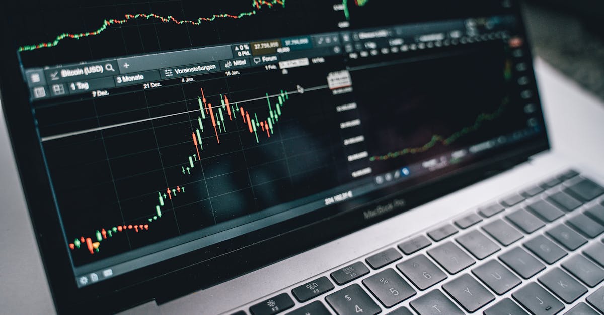 Panel de analítica en un portátil para medir tráfico y conversiones desde redes sociales
