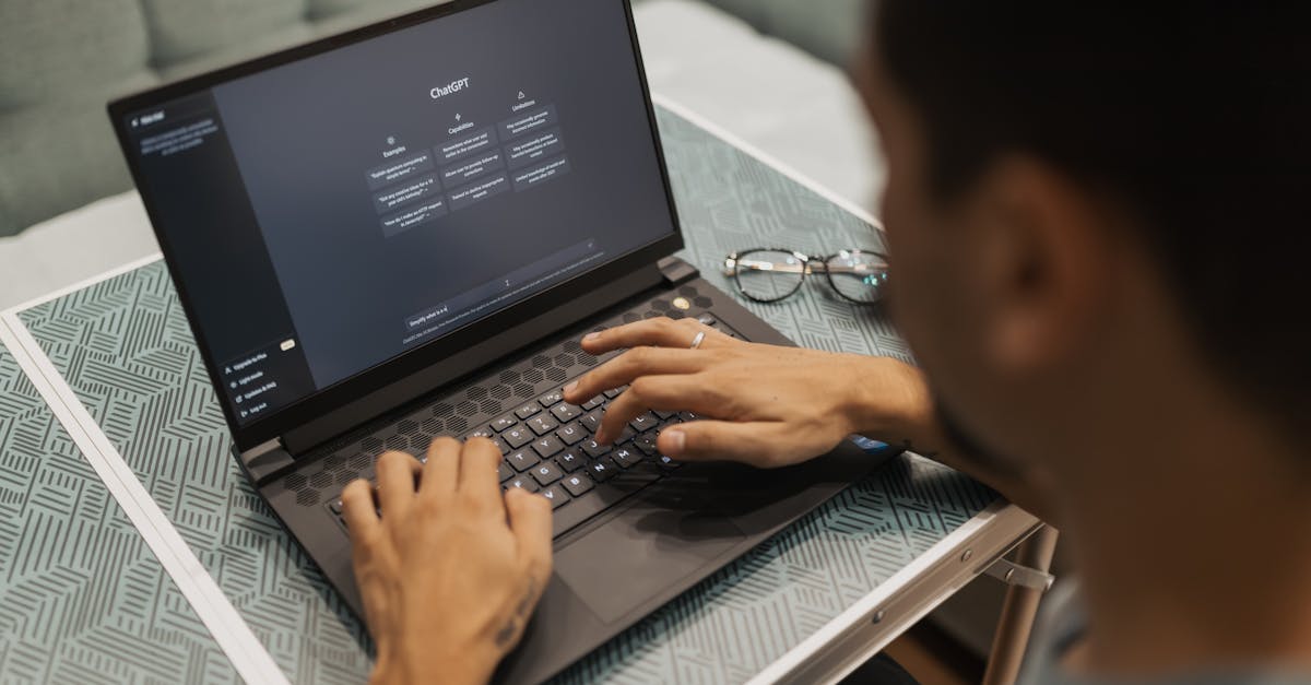 Persona trabajando con portátil en oficina para automatización de procesos