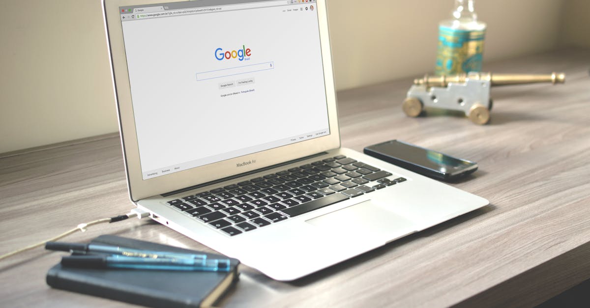 Cómo saber si tu blog genera leads y no solo visitas | Gulupa Digital Portátil sobre una mesa de trabajo para medir rendimiento del blog