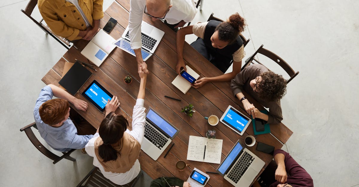 12 casos de uso de IA para empresas colombianas (con métricas reales) | Gulupa Digital Personas en reunión comercial estrechando manos