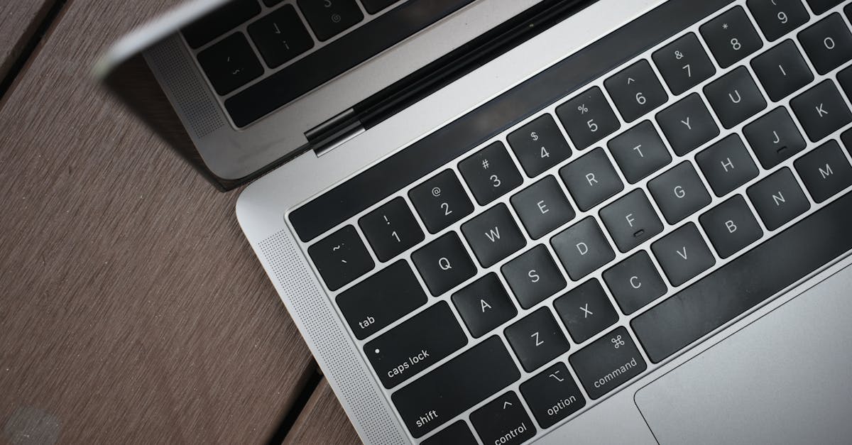 Portátil sobre una mesa en un entorno de trabajo