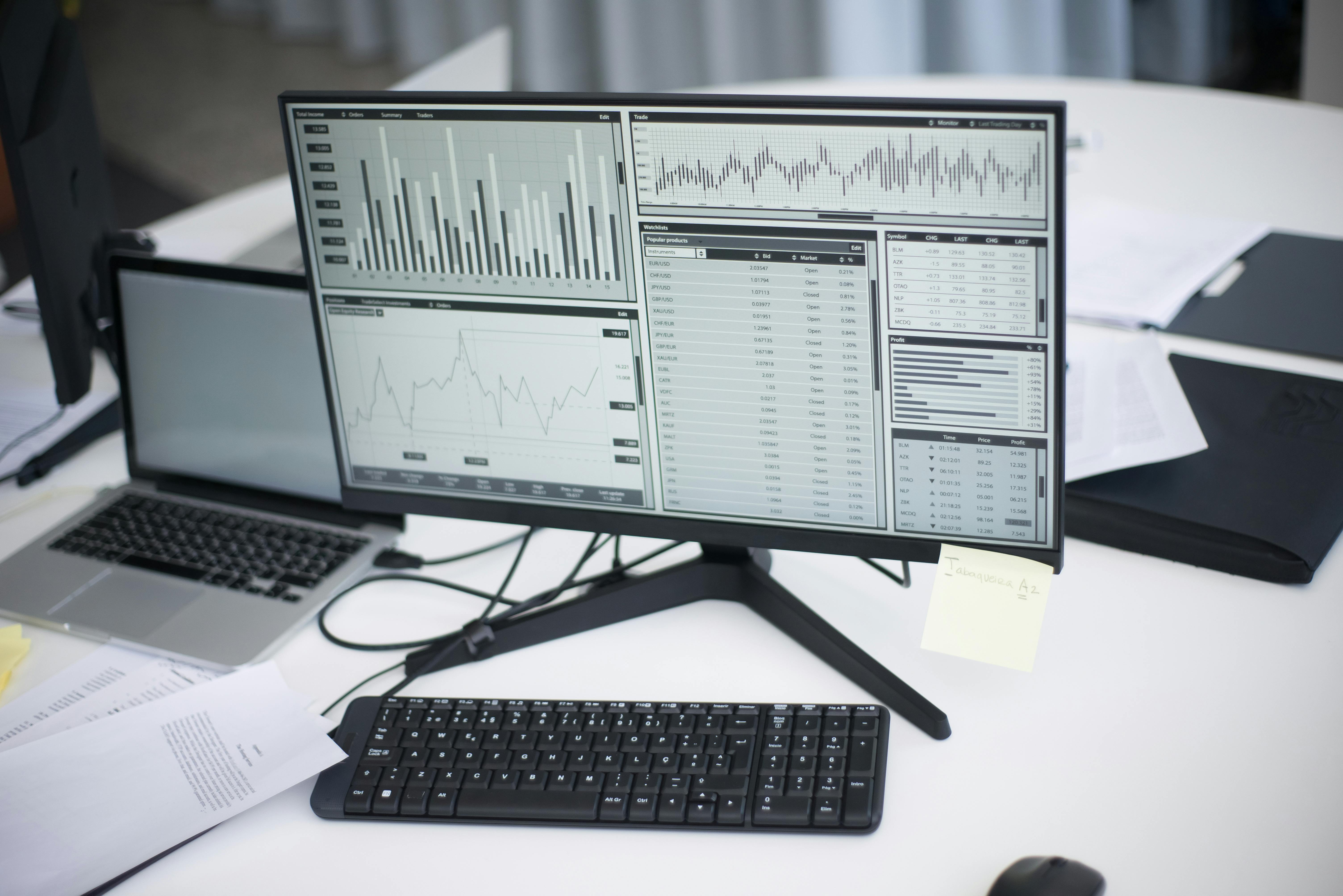 Oficina con portátil y documentos para automatizar procesos empresariales