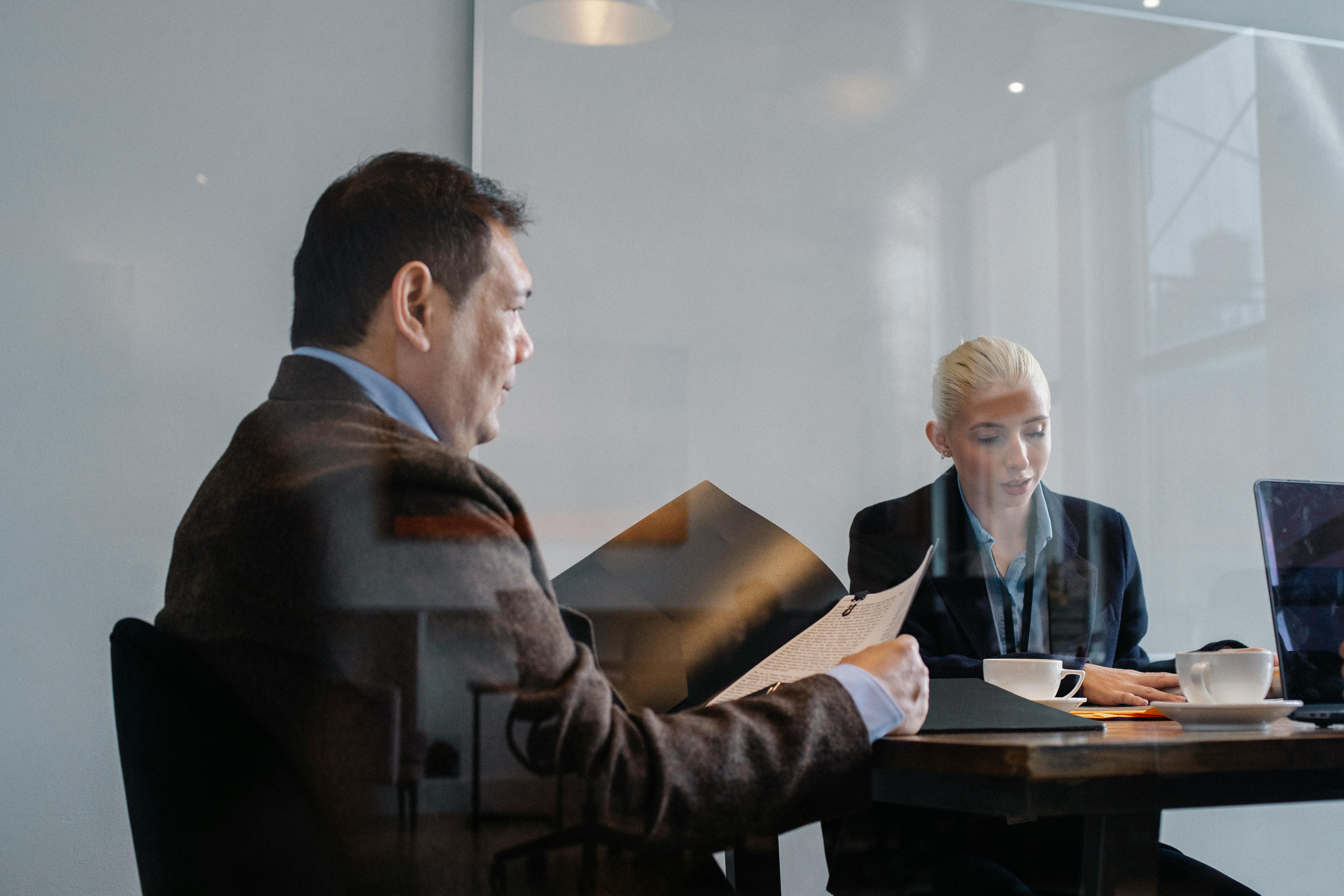 Equipo de trabajo serio en oficina moderna, útil para contratar una agencia de automatización con criterio.