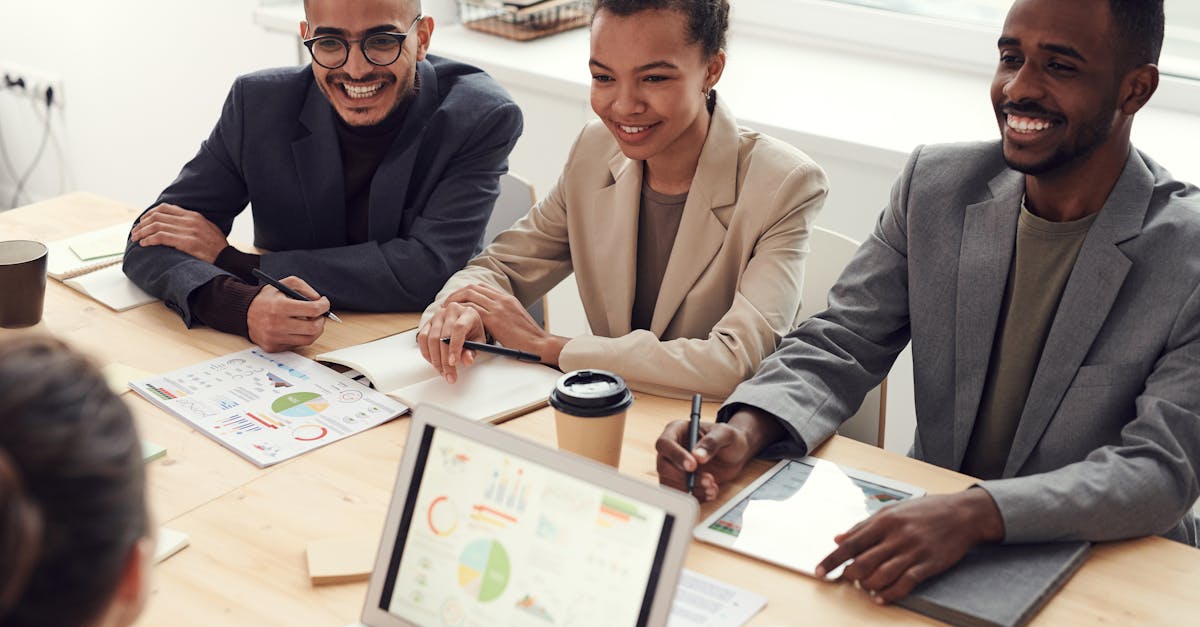 Datos propios: cómo vender más con IA sin adivinar | Gulupa Digital Reunión de equipo revisando desempeño comercial y oportunidades