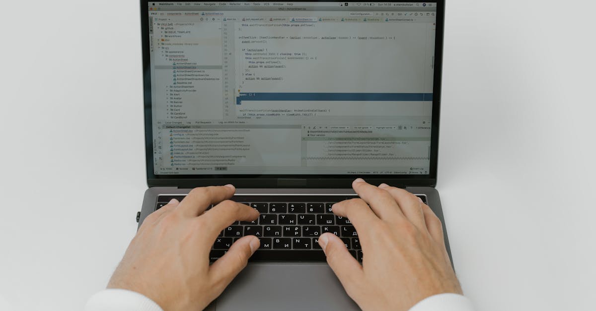 Desarrollador trabajando en automatización y código para una plataforma empresarial
