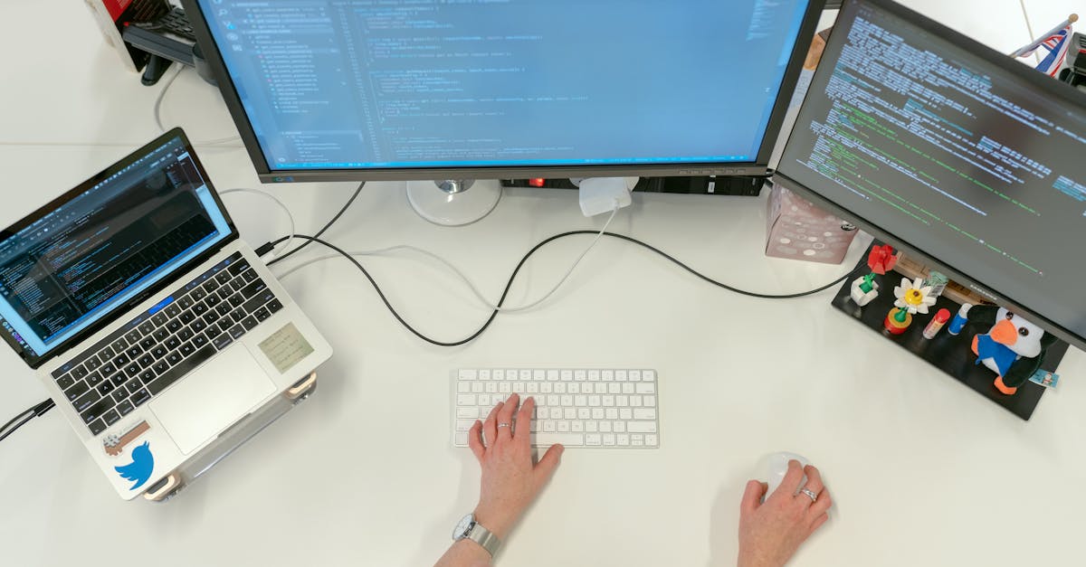 Ingeniera de software programando en computador en un entorno de desarrollo