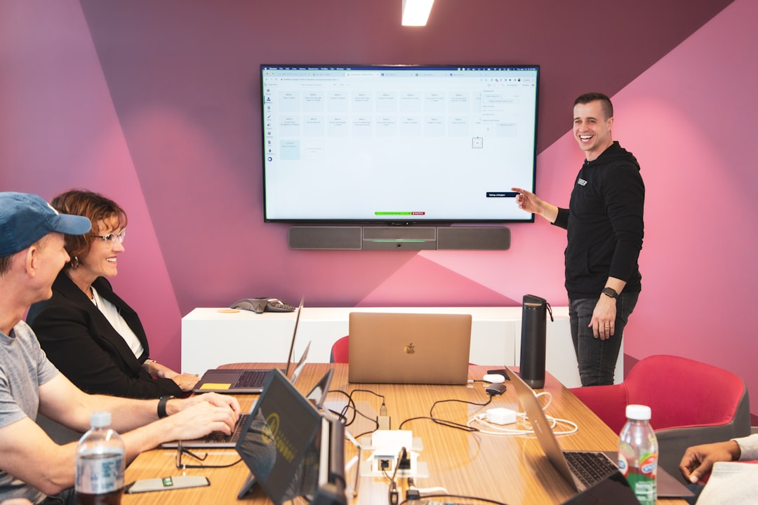 Software a medida en Medellín: escala sin remiendos | Gulupa Digital Equipo revisando software a medida para coordinar procesos de negocio