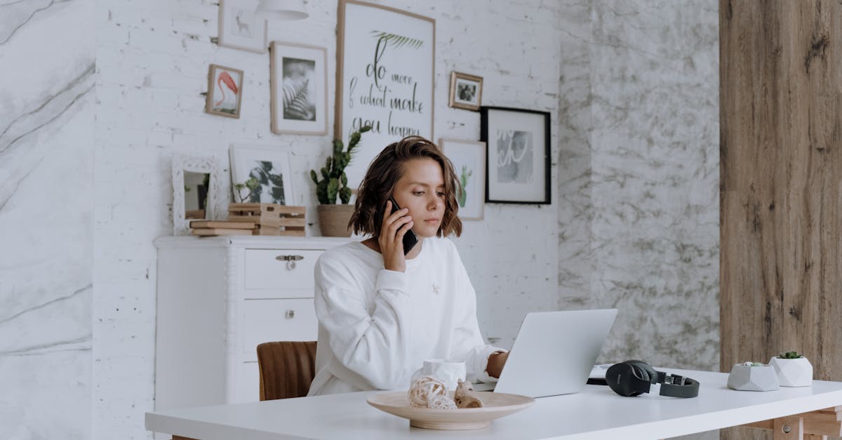 Agencia WordPress o freelancer en Colombia Profesional trabajando en laptop, escena de trabajo remoto (decisión entre agencia WordPress y freelancer en Colombia)