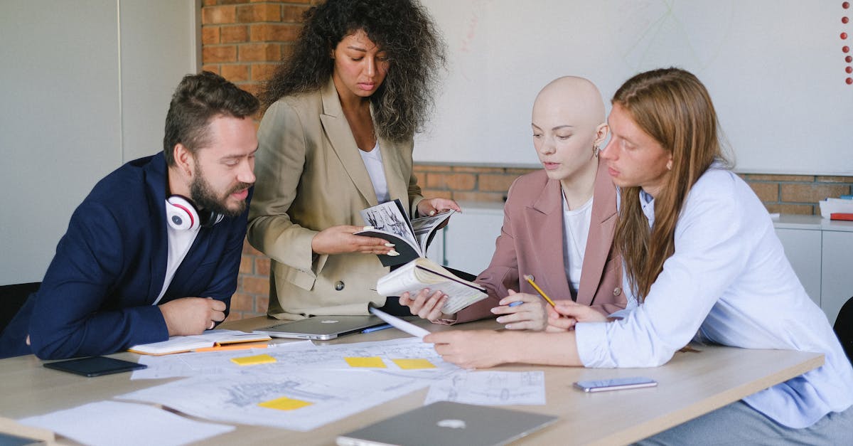 Agencia IA en Colombia: servicios y precios reales | Gulupa Digital Equipo en Colombia revisa métricas, datos y procesos para implementar IA con control