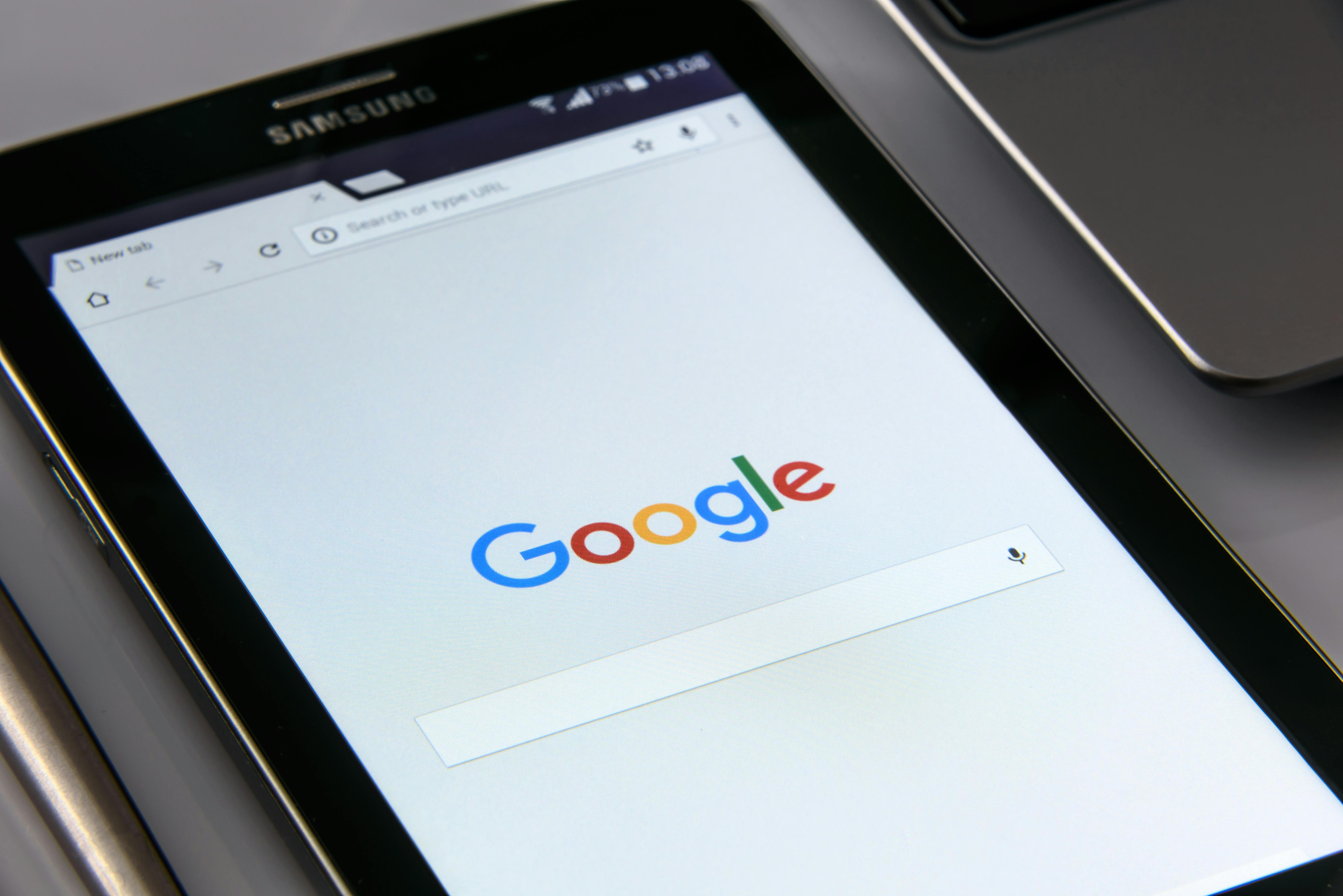 Pantalla con navegación y analítica para campañas de Google Ads
