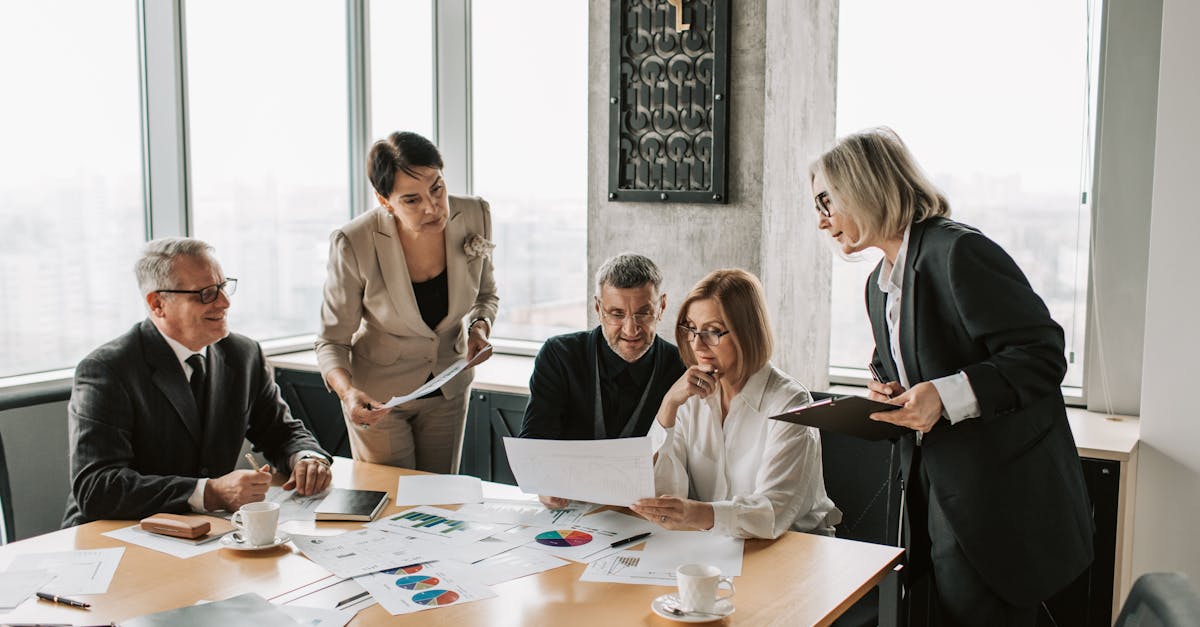 Posicionamiento IA para marcas B2B que quieren crecer | Gulupa Digital Comité B2B revisando contenido, autoridad y oportunidades de posicionamiento en IA.