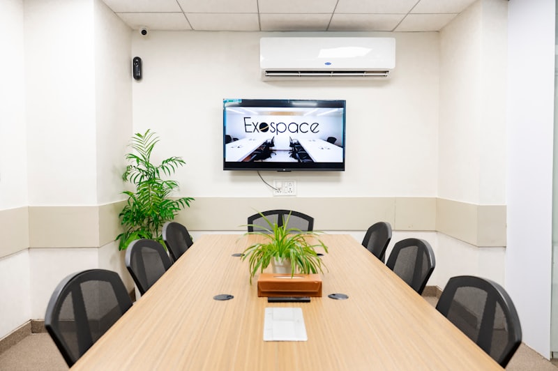 Automatización con IA B2B industrial en Colombia: precio real | Gulupa Digital Sala de juntas moderna para revisar gráficos y decisiones comerciales