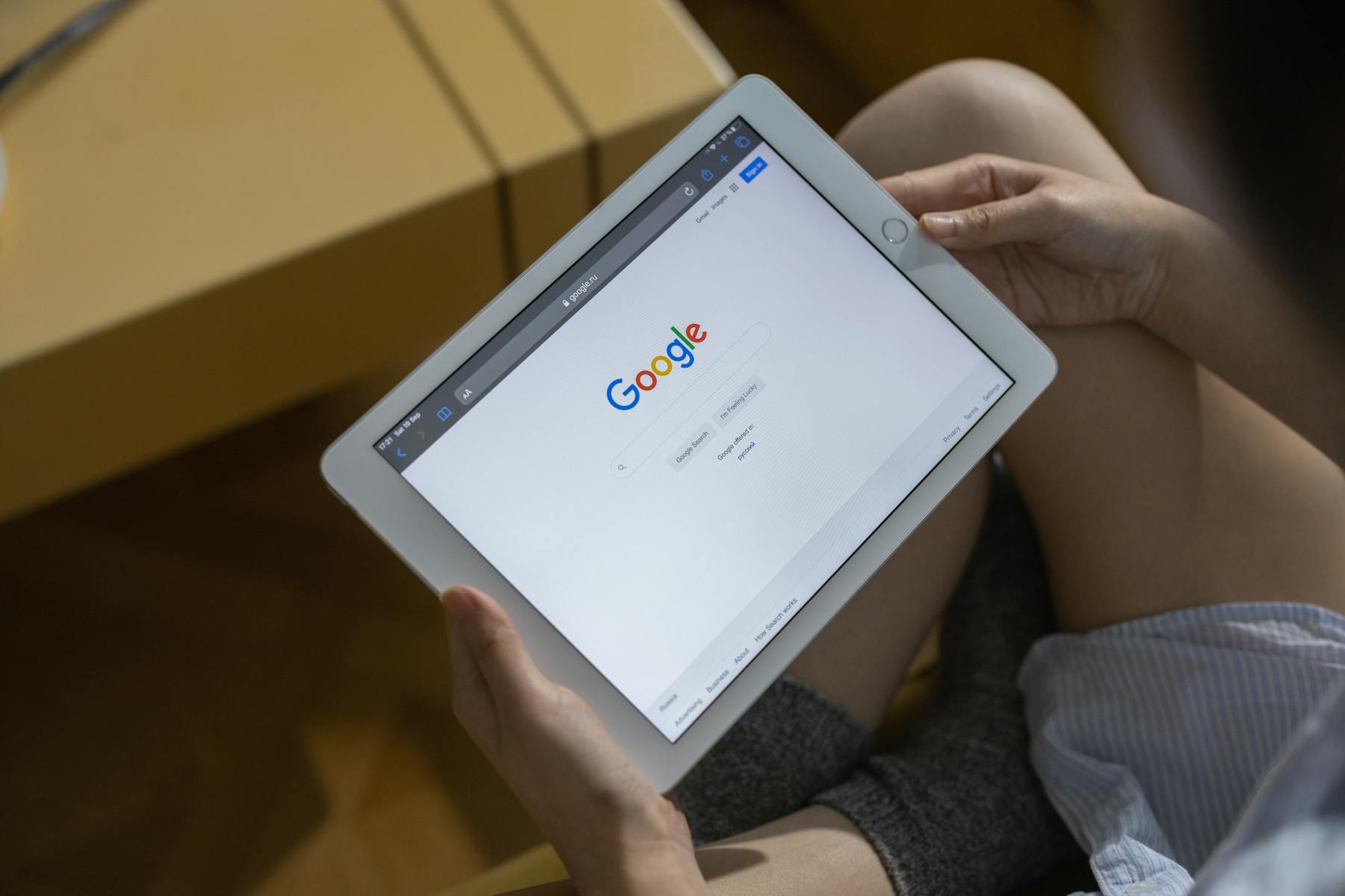 Google Ads vs SEO en Colombia: la guía definitiva para decidir en qué invertir primero | Gulupa Digital Reunión analizando Google Ads y SEO