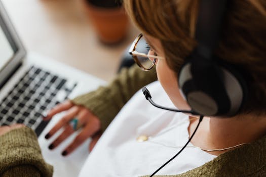 Imagen de equipo analizando resultados comerciales para vender más online
