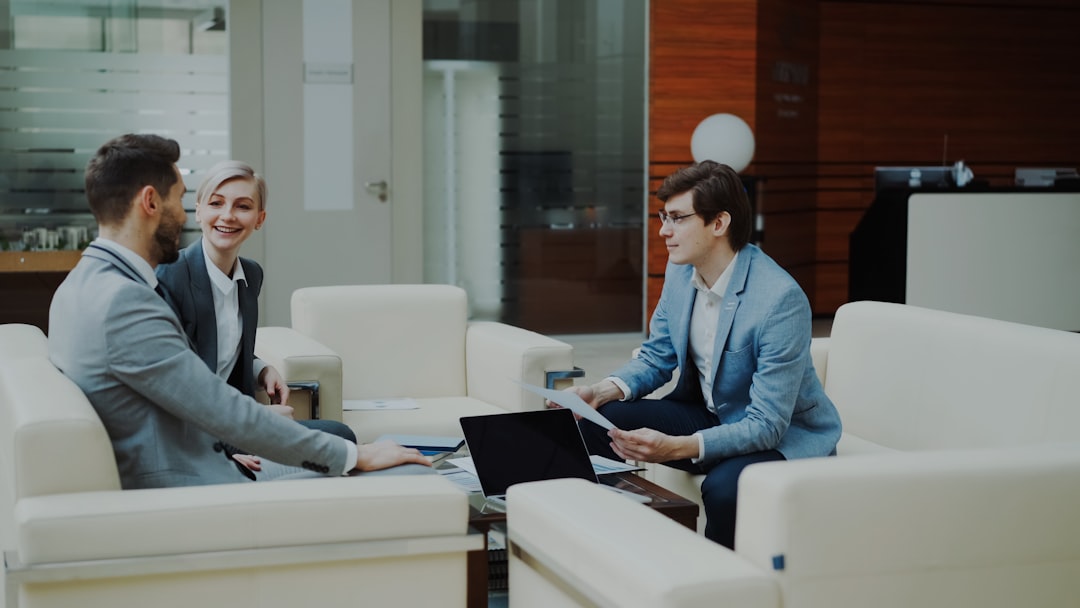 Agencia de marketing digital en Miami para empresas hispanas: qué exigir y qué evitar | Gulupa Digital Equipo revisando estrategia bilingüe