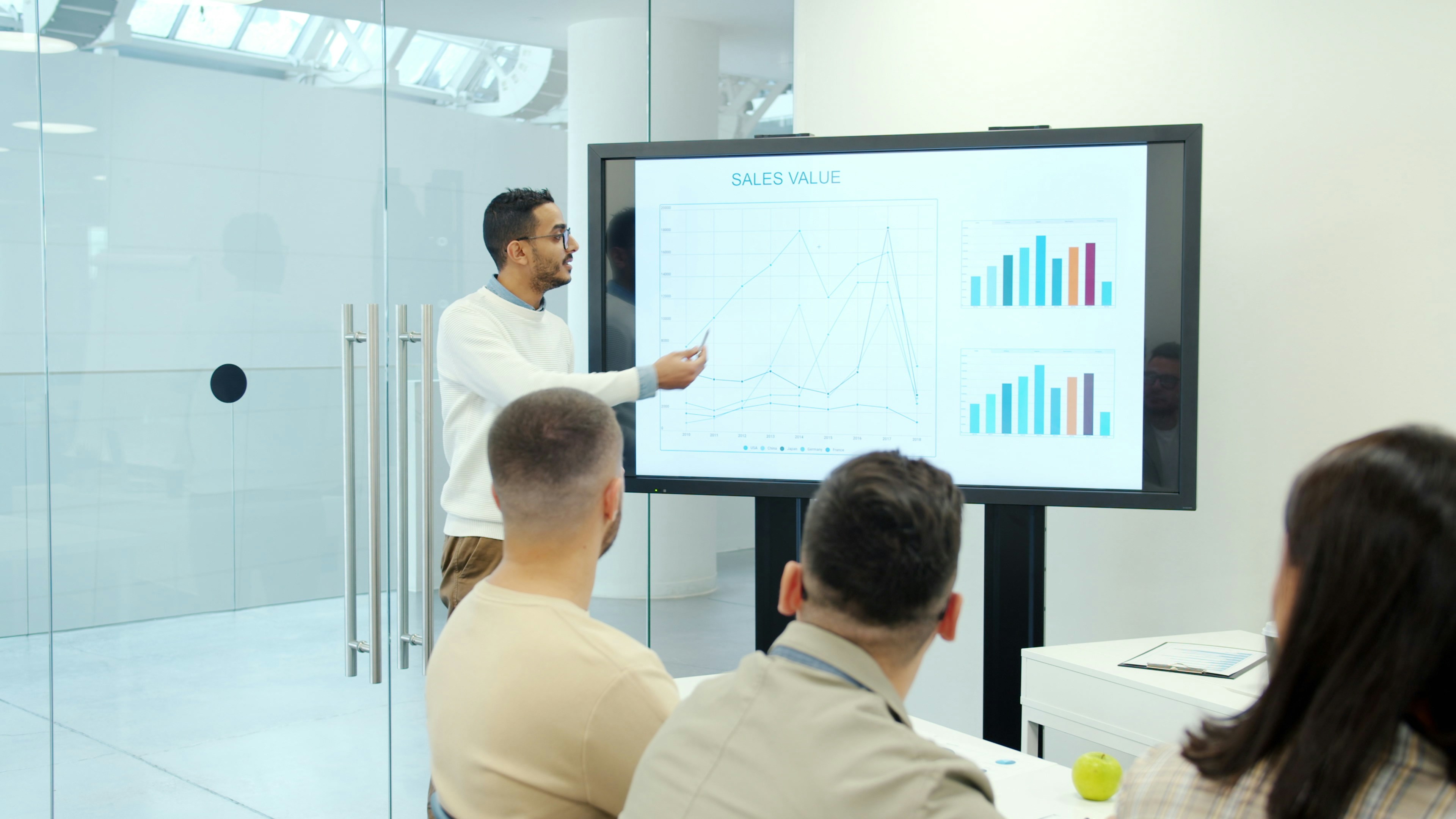 Presentación de gráficos de ventas en una pantalla grande