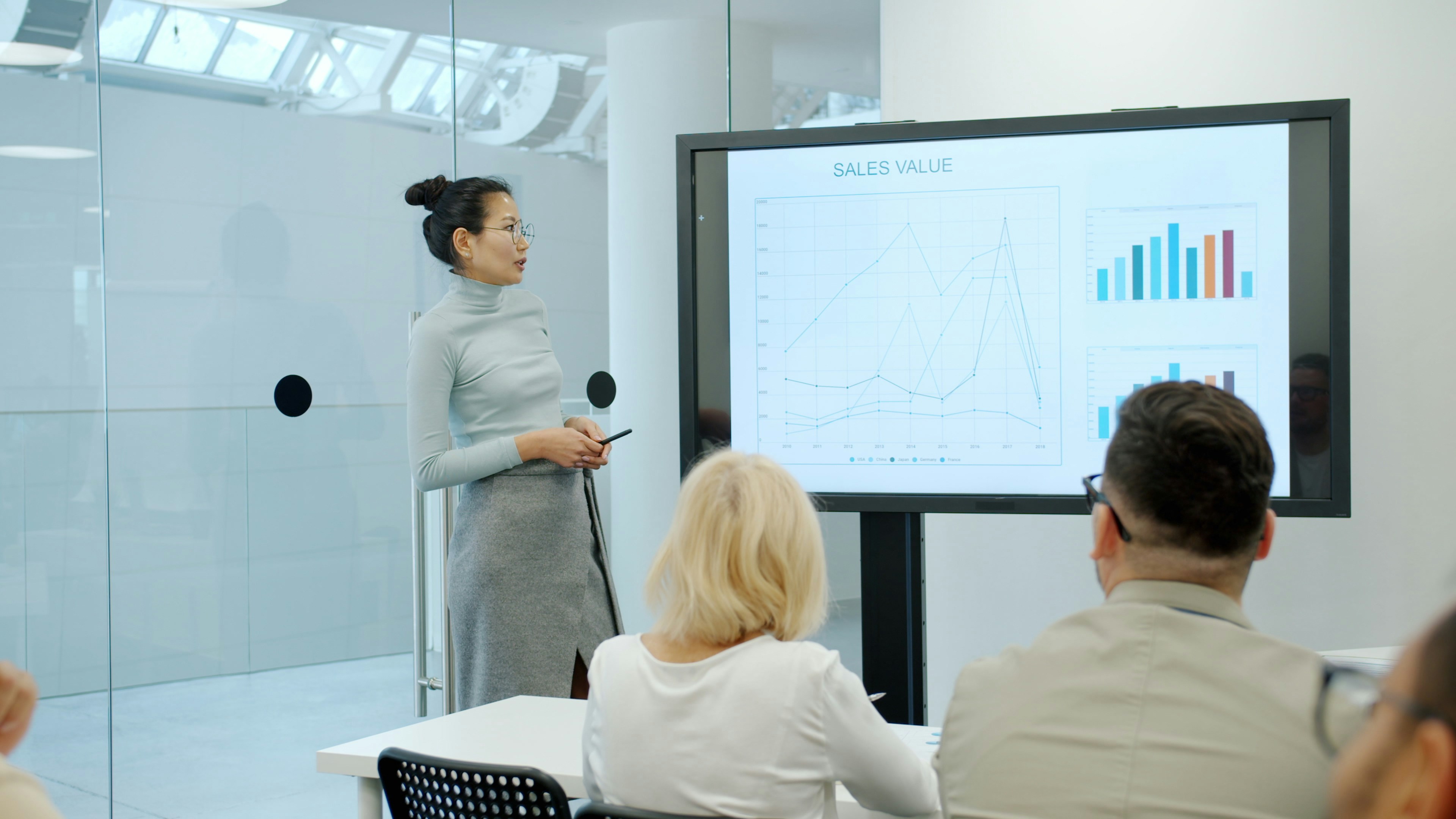 Cómo aumentar las ventas online de una empresa en Colombia sin duplicar la inversión | Gulupa Digital Presentación de marketing y ventas frente a una audiencia