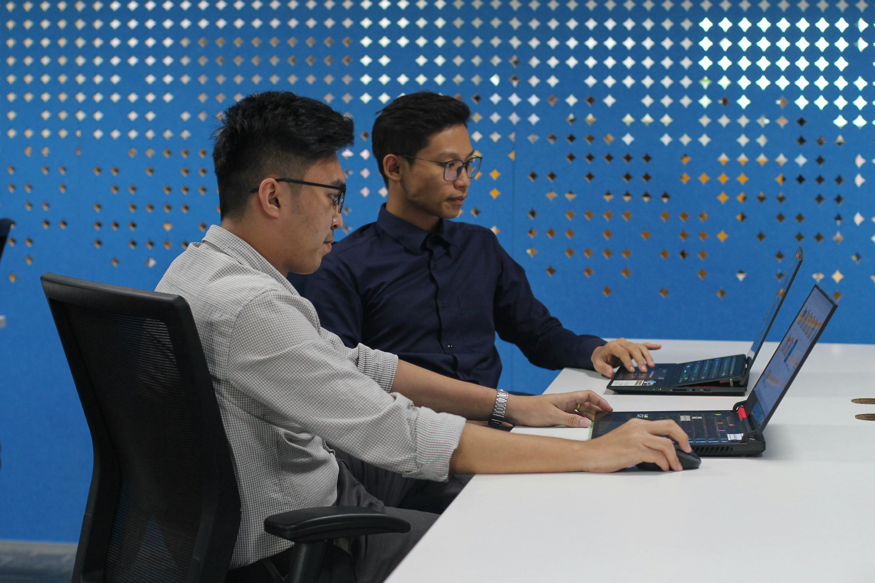 Equipo revisando analíticas SEO en una oficina moderna