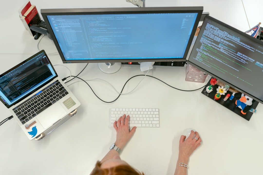 Agencia SEO en Colombia: 7 preguntas que debes hacerle antes de firmar contrato | Gulupa Digital Persona trabajando en laptop frente a una mesa blanca