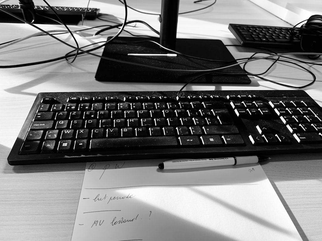 Agencia SEO en Colombia: 7 preguntas que debes hacerle antes de firmar contrato | Gulupa Digital Teclado y papel con lápiz sobre escritorio para planificación SEO
