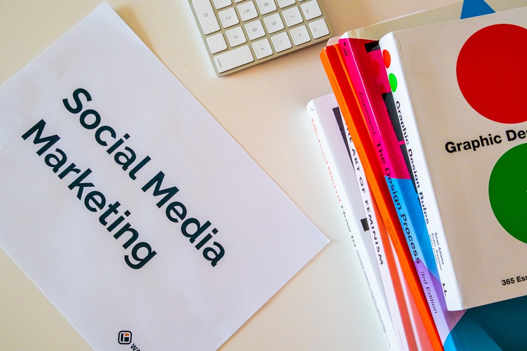 Equipo creando contenido para redes sociales en Medellín con pantallas y cámaras