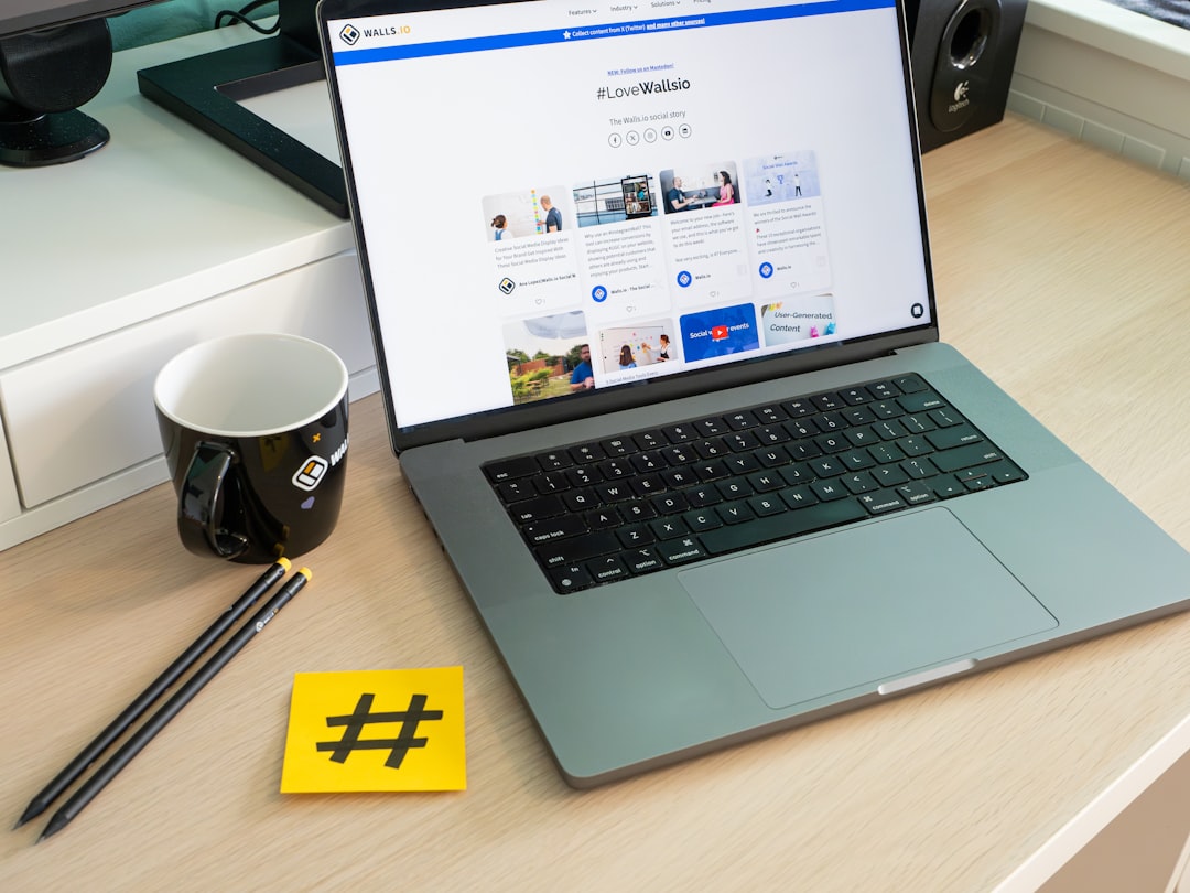 Cuánto cuesta el marketing digital para una empresa hispana en EE. UU.: sin rodeos | Gulupa Digital Laptop sobre escritorio con notas para marketing digital