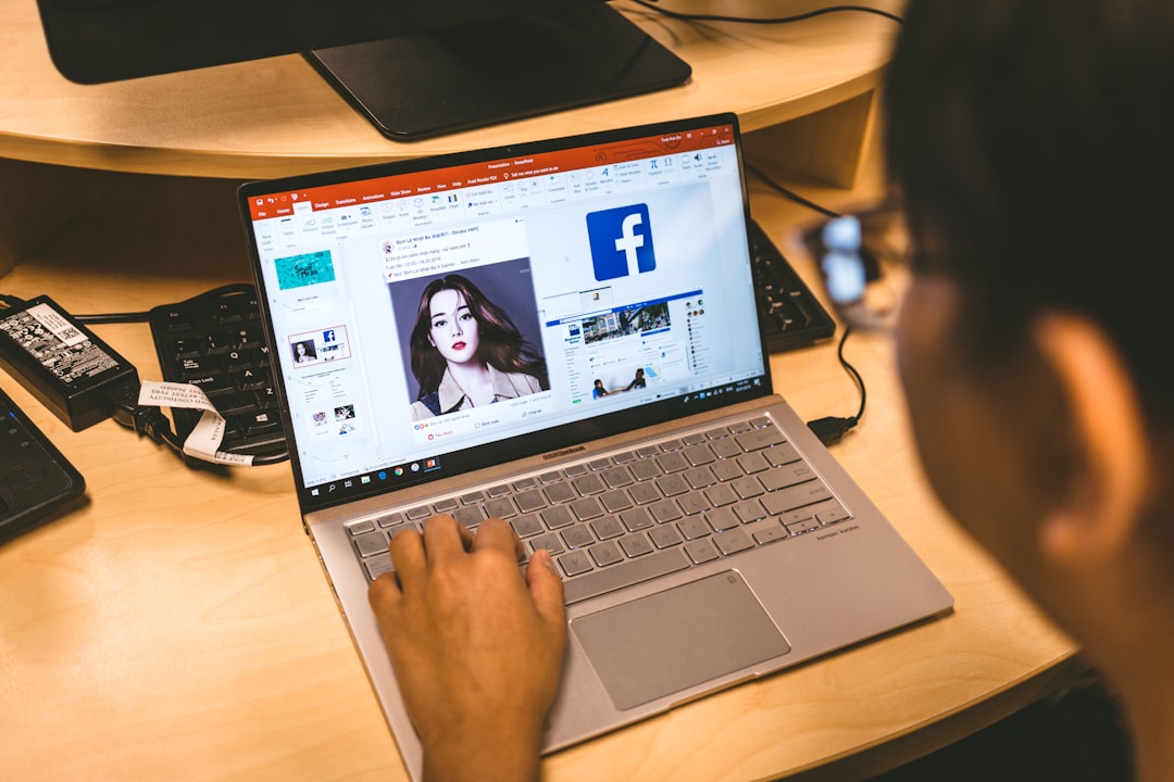 Agencia de redes sociales en Medellín: qué diferencia a una buena de una que solo cobra | Gulupa Digital Persona usando laptop para gestionar redes sociales y marketing digital