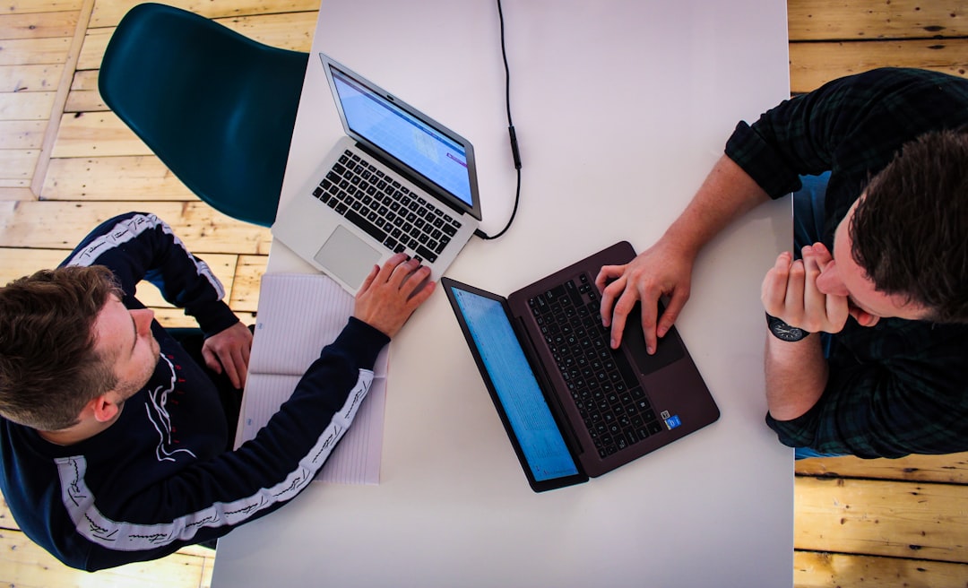 Equipo de marketing trabajando en una oficina, útil para un artículo sobre redes sociales en español para negocios en Estados Unidos