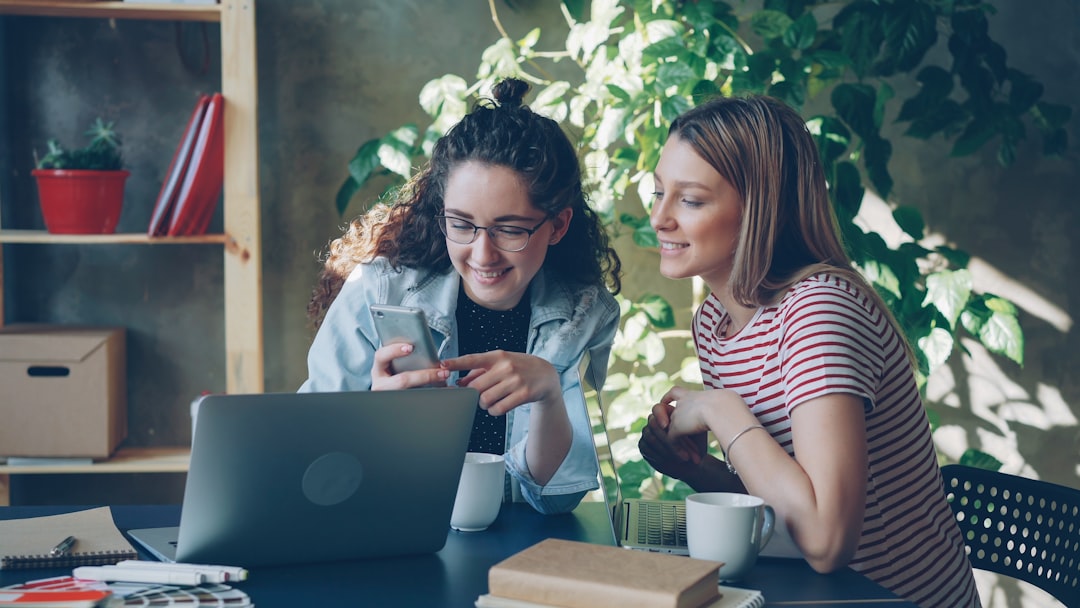 Equipo de trabajo en oficina moderna, útil para un artículo sobre diseño web para dentistas hispanos en Estados Unidos