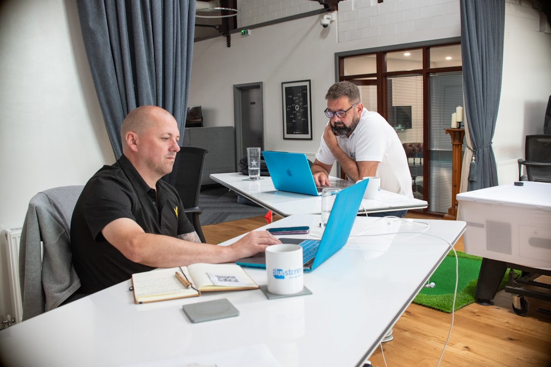 Equipo de trabajo en oficina, útil para un artículo sobre diseño web para coaches y consultores hispanos en USA