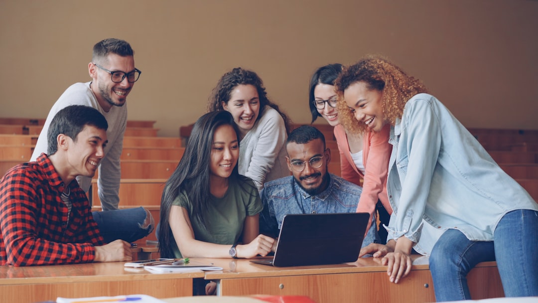 Grupo trabajando con laptop, útil para un artículo sobre desarrollo web para ONG y fundaciones hispanas en USA