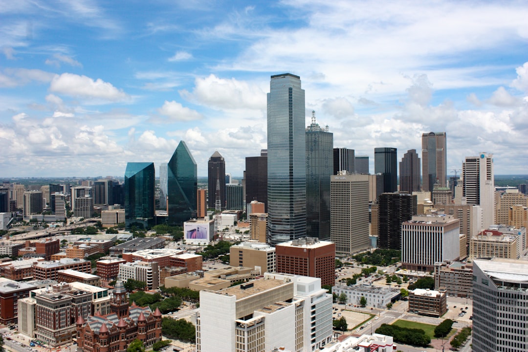 Vista de ciudad empresarial, útil para un artículo sobre marketing digital en español para negocios en Dallas