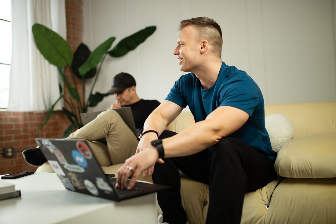Persona usando laptop en casa, útil para un artículo sobre diseño web para negocios hispanos en San Antonio