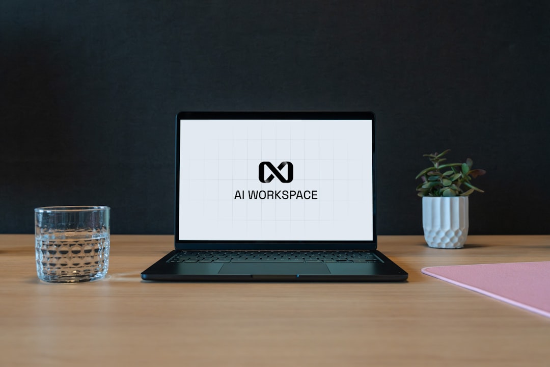 Persona usando un portátil para soluciones de inteligencia artificial en un entorno de negocio
