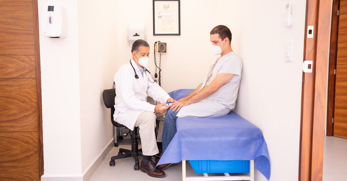 Médico y paciente en consulta clínica, ideal para una agencia digital para médicos hispanos en Estados Unidos