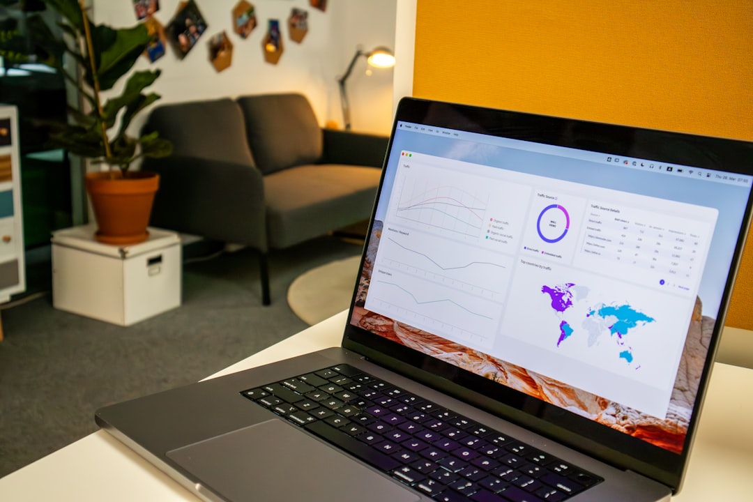 Portátil con métricas de marketing para campañas de Google Ads y automatización