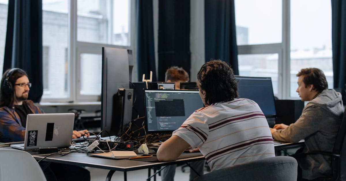 Equipo de desarrollo trabajando en oficina para una agencia nearshore Colombia para empresas en México