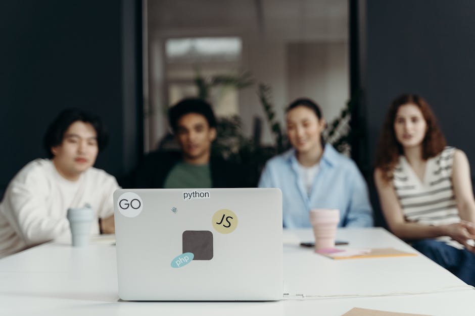 Equipo de trabajo revisando un proyecto ecommerce en una reunión cercana y profesional.