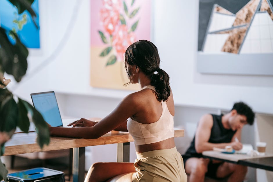 Persona trabajando en campaña de publicidad para negocio hispano en Atlanta