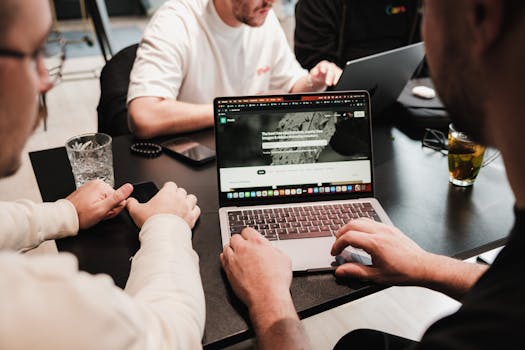 Equipo revisando un sitio web en portátil, ideal para hablar de diseño web para negocios en Austin