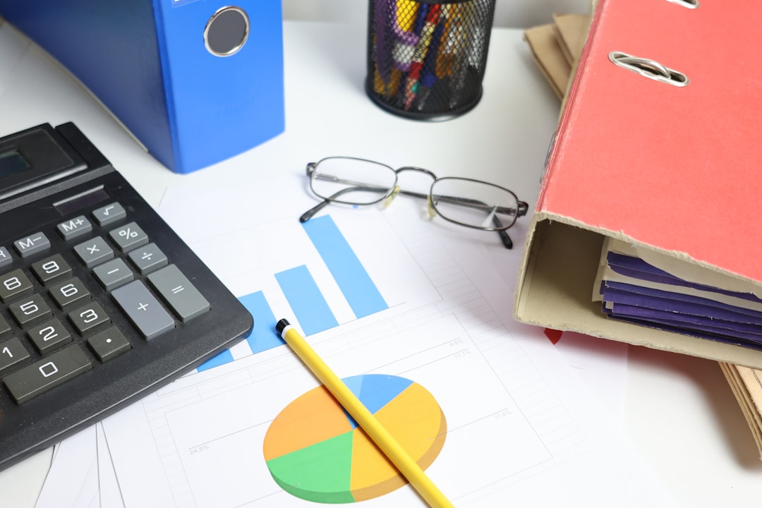 Escritorio con calculadora, gráficos y documentos para planear contenidos SEO y leads.