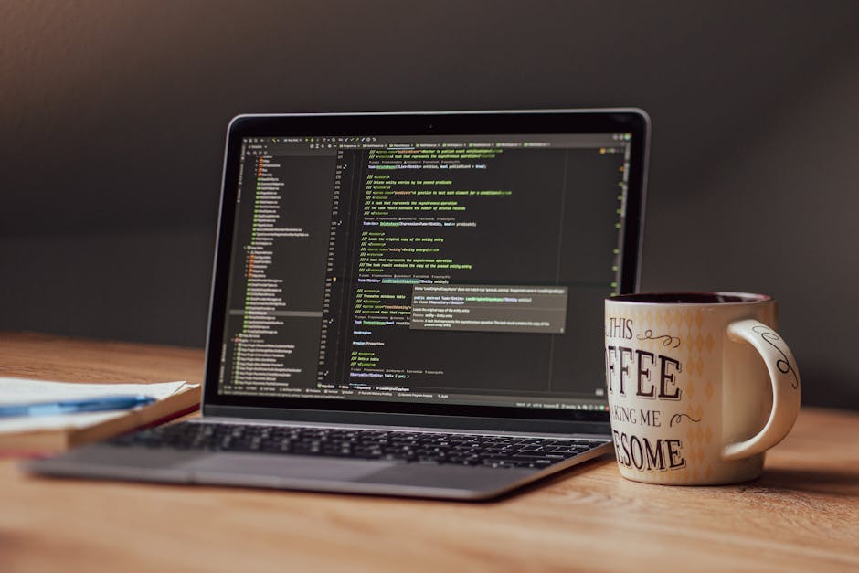 Escritorio de trabajo con portátil para contratar desarrolladores web en Colombia