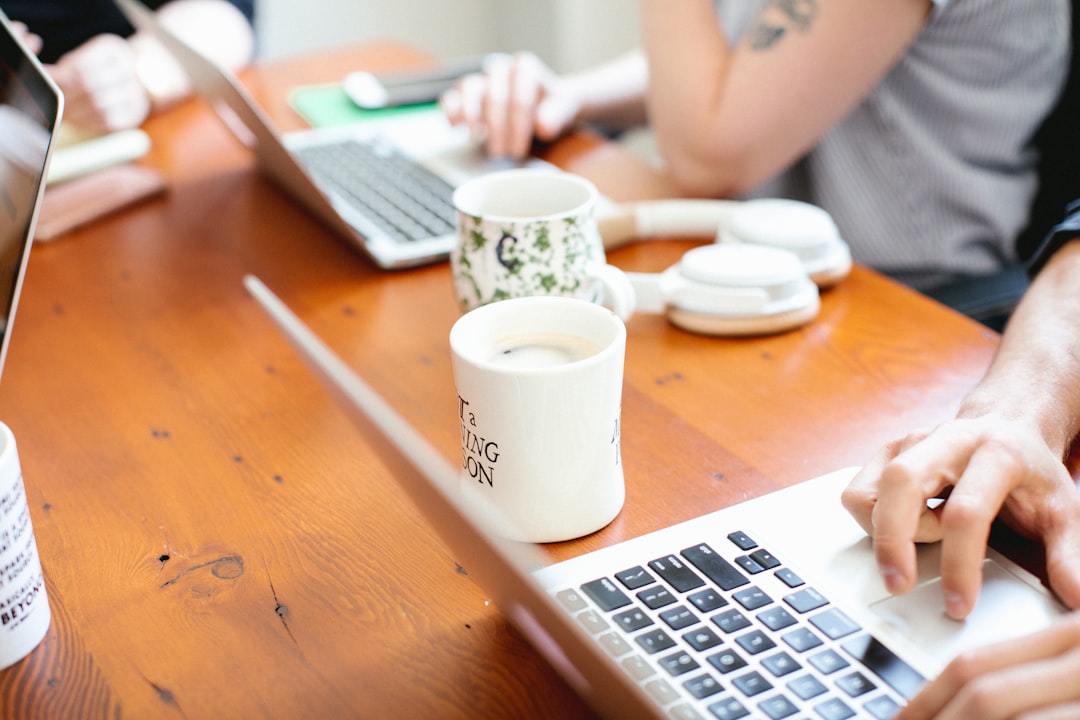 Personas trabajando en contenido y estrategia de blog con portátiles