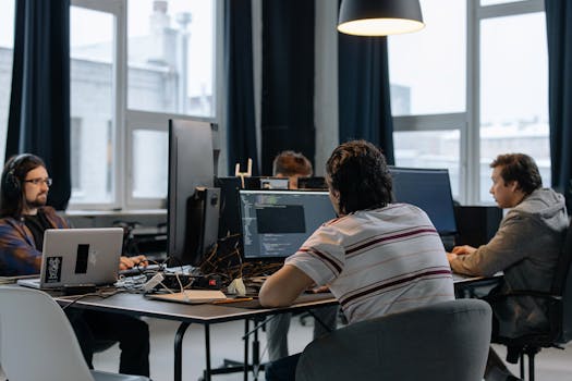Equipo de desarrollo web trabajando en un proyecto nearshore para Canadá