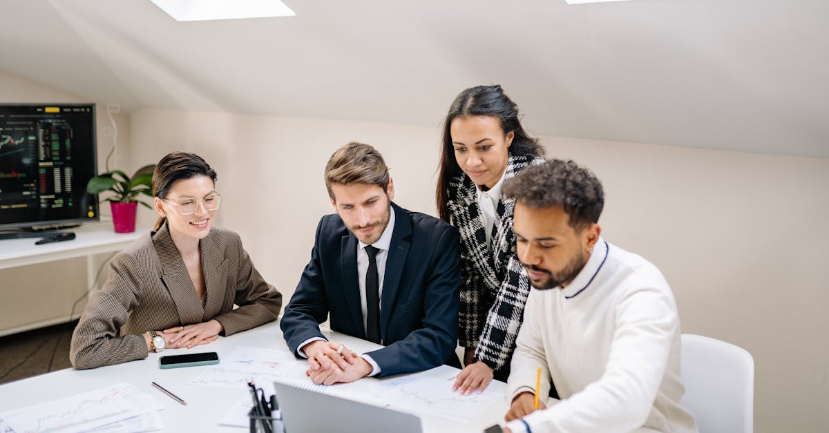 Equipo planeando presencia digital con portátiles